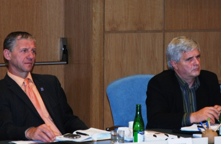 Radní Jaroslav Podzimek (vlevo) a místopředseda KAK LK Robert Erlebach u kulatého stolu.